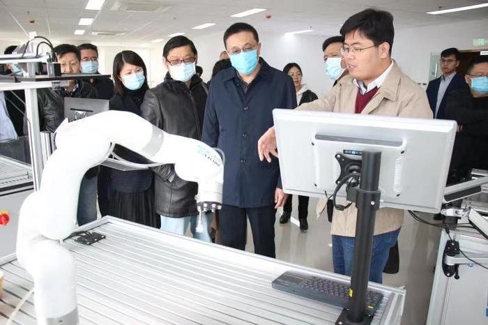 市民營(yíng)企業(yè)高質(zhì)量發(fā)展服務(wù)隊(duì)引領(lǐng)傳統(tǒng)企業(yè)解鎖科技創(chuàng)新“密碼” ——推動(dòng)企業(yè)技術(shù)服務(wù)升級(jí)紀(jì)實(shí)