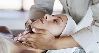 頸椎不適來個按摩,小心 中風 找上你